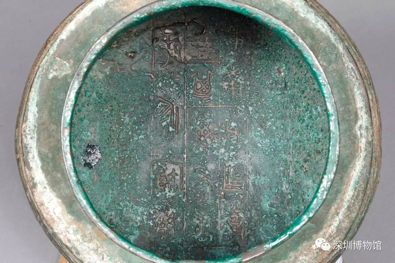 “仲南父”壶盖内的铭文，有凸起的方格